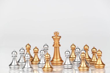 Yarışma, başarı ve liderlik konsepti için satranç iş fikri