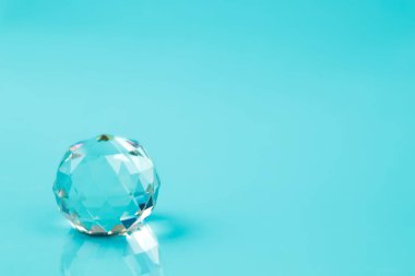 mavi arka plan üzerinde kristal topu (yaratıcı kavram)