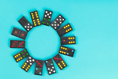 mavi arka plan üzerinde domino daire