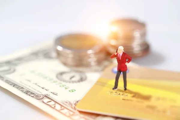 Miniaturmenschen: Shopper nutzen Smartphone auf Kreditkarte und Banknote Idee für Zahlung und Online-Kauf (E-Commerce und Shopping-Konzept) — Stockfoto