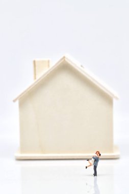 ev yanında bir çift ayakta 