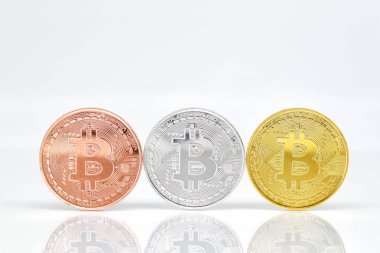 yansıma ile beyaz arka plan üzerinde bitcoins