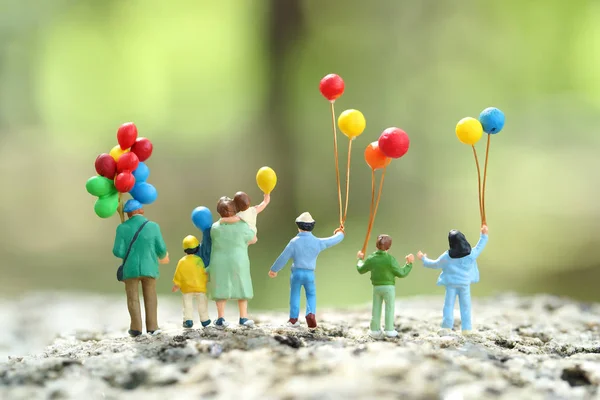 Persone in miniatura: viaggiatore in piedi nel parco all'aperto, concetto di business utilizzando come sfondo — Foto Stock