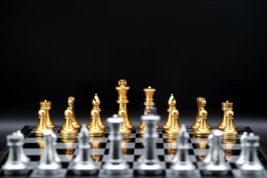 Yarışma, başarı ve liderlik konsepti için satranç iş fikri