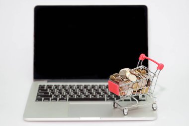 bilgisayar izole üzerinde sikke ile arabası, iş arka plan olarak kullanarak alışveriş ve online ödeme için fikir