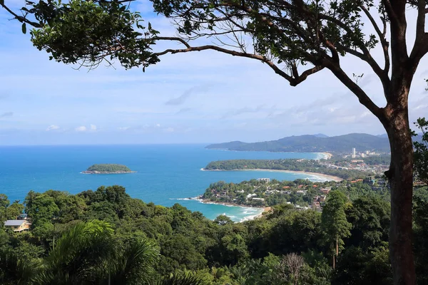 mavi gökyüzü ve ağaçlar ile dağda güzel plaj görünümü