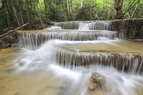 Kanchanaburi, Tayland yeşil ağaçlar ile doğada su düşüşü