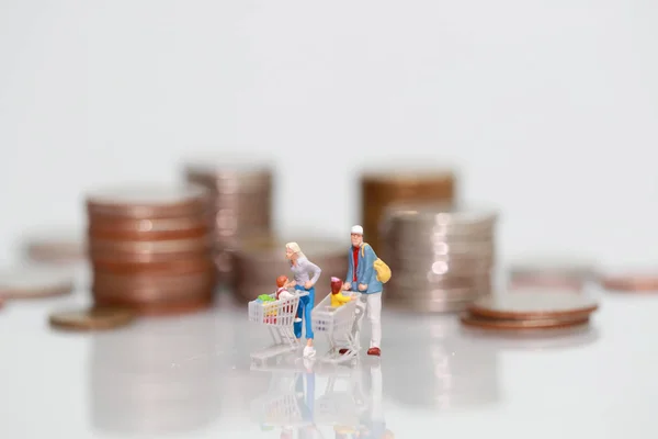 Personas en miniatura: shopper walking beside money, business using as background — Foto de Stock