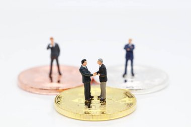 Minyatür insanlar: Bitcoin (mali ve iş Yarışması kavramı için bu görüntü ayakta işadamı bir grup)