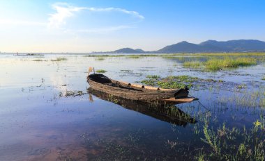 nehirde gün batımı ile balıkçı teknesi