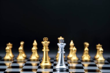 Yarışma, başarı ve liderlik konsepti için satranç iş fikri