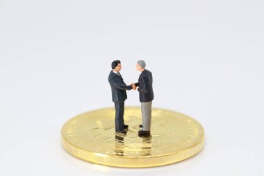 Minyatür insanlar: Bitcoin (mali ve iş Yarışması kavramı için bu görüntü ayakta işadamı bir grup)