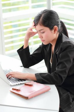 çok ciddi çalışan kadınlar, onu baş ağrısı yaptı 