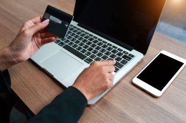 kredi kartı ile dizüstü bilgisayar ve tablet kullanarak alışveriş ve online ödeme
