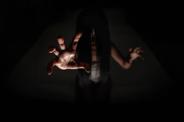 Fantasma mulheres mão em hotel assombrado com filtro escuro, conceito halloween — Fotografia de Stock