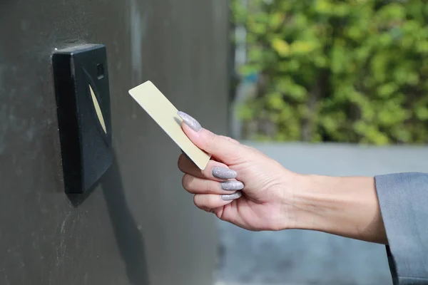 Femme d'affaires utilisant une carte à clé électronique pour ouvrir un bureau — Photo