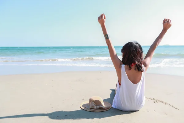 Volver ver retrato de chica joven sexy en la playa tropical con las manos arriba mientras está sentado en la playa de arena en la naturaleza con el cielo azul . — Foto de Stock