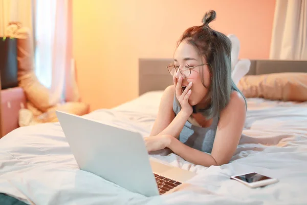 Belle et sexy femme en utilisant un ordinateur portable avant d'aller dormir — Photo