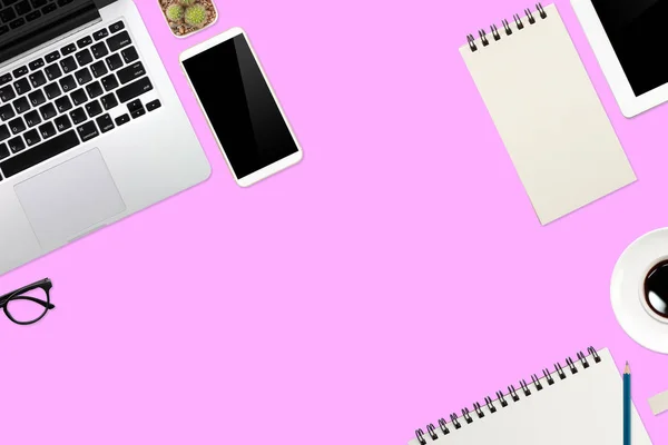 Flat lay atau top view meja kerja merah muda dengan komputer laptop, cangkir kopi dan smartphone menggunakan untuk latar belakang bisnis — Stok Foto