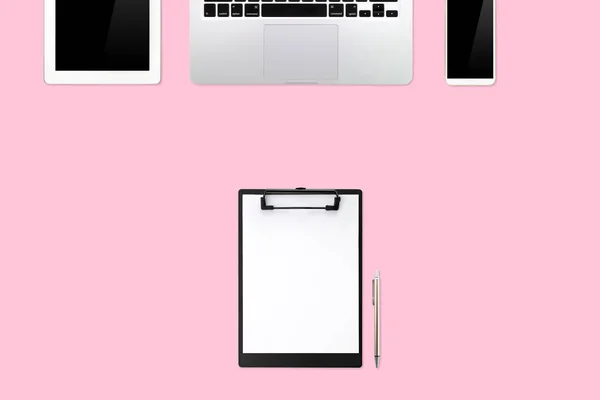 写字楼或顶视图写字楼粉红办公桌，配有手提电脑、咖啡杯和智能手机，用作商务背景 — 图库照片