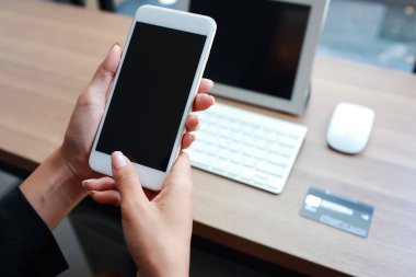 masa ve cep telefonu kullanarak iş kadını elleri