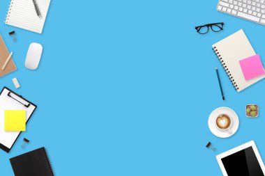 dizüstü bilgisayar, ofis malzemeleri ve arka plan için kullanarak kahve fincanı ile üst görünüm iş alanı iş mavi tablo