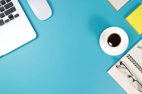 Mesa de trabajo plana con computadora portátil, suministros de oficina , — Foto de Stock