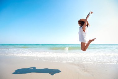 tatil de mavi gökyüzü ile mutlu ve gülümseme yüz ile havada atlama bikini genç asya güzel ve seksi kız (parti ve dostluk kavramı)