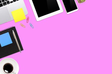 düz ya da üst görünüm çalışma masası pembe dizüstü bilgisayarı, kahve fincanı ve iş geçmişi için akıllı telefonu olan masa