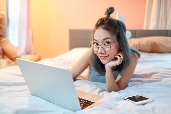 Hermosa y sexy mujer usando ordenador portátil antes de ir a dormir —  Fotos de Stock
