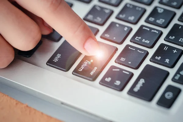 Mänsklig handtryck Enter eller bekräfta knappen på datorns tangentbord — Stockfoto