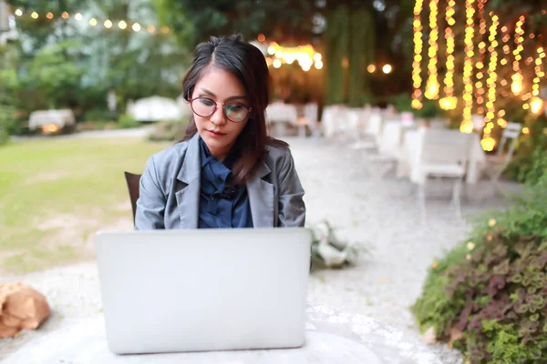 Urocza i urocza biznesmen z okularami pracującym na laptopie z restauracją lub kawiarnią — Zdjęcie stockowe