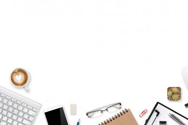 dizüstü bilgisayar, ofis malzemeleri, kahve fincanı ve cep telefonu izole ve beyaz arka plan ile teknoloji çalışma masası