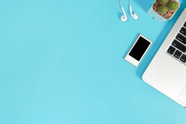bilgisayar, akıllı telefon, kahve fincanı, kulak telefonu ve kaktüs ile iş masası üst görünümü