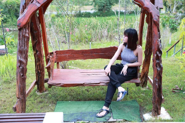 Portrét krásné a roztomilé asijské ženy sedící a relaxační v přírodě — Stock fotografie
