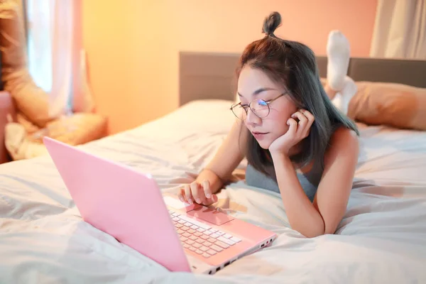 Vacker och sexig kvinna med hjälp av bärbar dator innan somna — Stockfoto