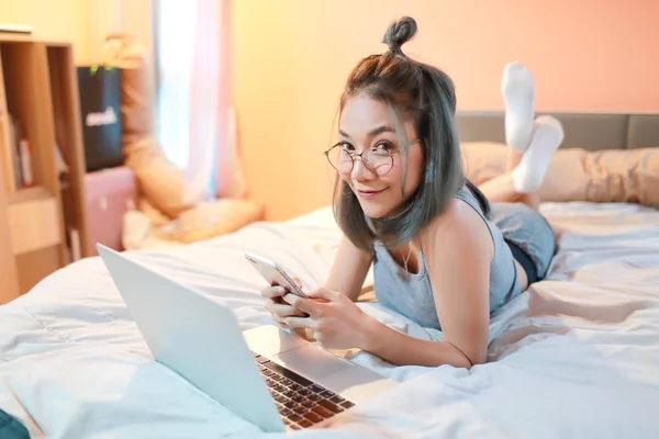 Όμορφη και σέξι γυναίκα χρησιμοποιώντας φορητό υπολογιστή και κινητό τηλέφωνο πριν πάτε για ύπνο — Φωτογραφία Αρχείου