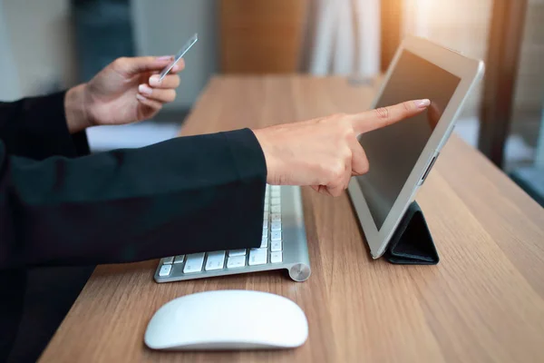 Affärskvinna händer med hjälp av bord, mobiltelefon och kreditkort — Stockfoto