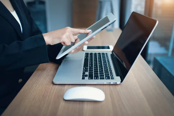 Dizüstü bilgisayar ve tablet kullanarak iş kadını elleri — Stok fotoğraf