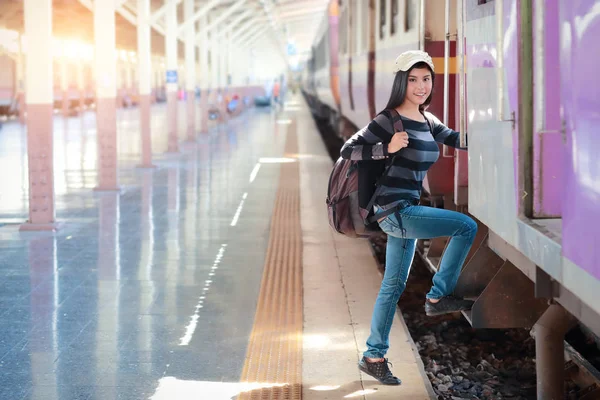 Jovem viajante mulher com mochila entrar no trem — Fotografia de Stock