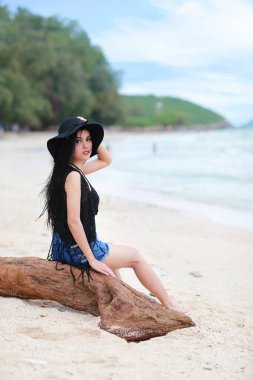 plajda siyah şapkalı moda ve güzel kız portresi