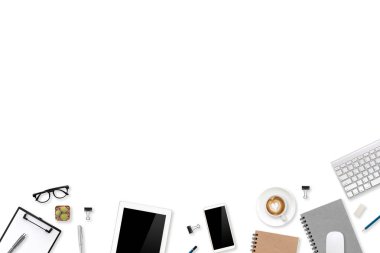 Üst görünüm çalışma alanı beyaz masa dizüstü bilgisayarı, ofis malzemeleri ve arka plan için kullanılan kahve fincanı