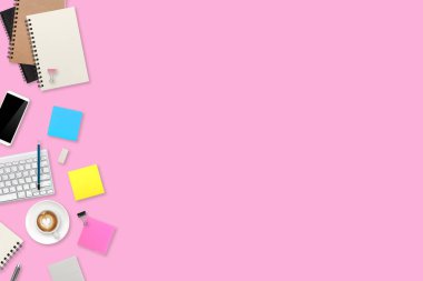 çalışma alanı, dizüstü bilgisayar, kahve fincanı, dizüstü bilgisayar, kalem, akıllı telefon ve tablet pembe pastel arka plan ile iş ofis masası