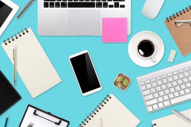 dizüstü bilgisayar ile düz lay veya üst görünüm çalışma alanı iş yeşil masa, ofis malzemeleri tablet, cep telefonu ve arka plan için kullanarak kahve fincanı