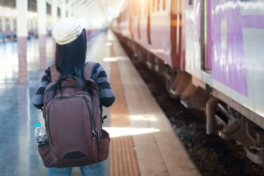 sırt çantası ile tren bekleyen genç gezgin kadın