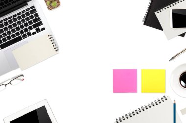 dizüstü bilgisayar, ofis malzemeleri, kahve fincanı, cep telefonu, tablet ve beyaz arka plan üzerinde kahve fincanı ile düz yatıyordu çalışma alanı tablo