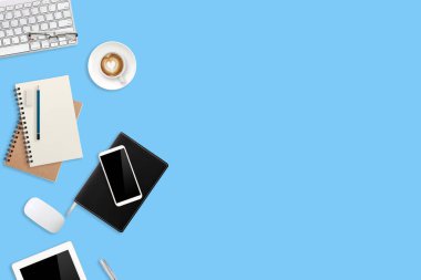 dizüstü bilgisayar, kahve fincanı ve iş arka plan için kullanarak akıllı telefon ile düz lay veya üst görünüm çalışma alanı ofis mavi masa