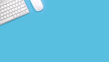 mavi arka plan üzerinde dizüstü bilgisayar ile çalışma alanı iş masası