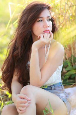 doğada çim alan arasında mutlu bir zaman ve zevk güzel kadın portresi