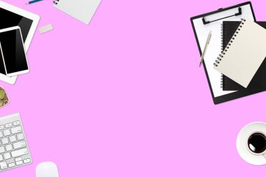 düz ya da üst görünüm çalışma masası pembe dizüstü bilgisayarı, kahve fincanı ve iş geçmişi için akıllı telefonu olan masa